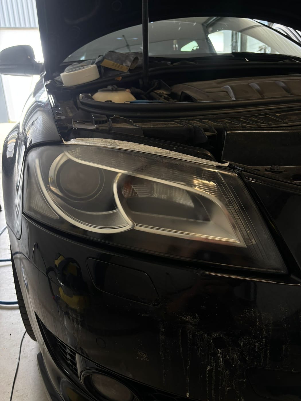 Phare avant d'une Audi A3 redevenu transparent, après rénovation d'optique par O'Clean Car