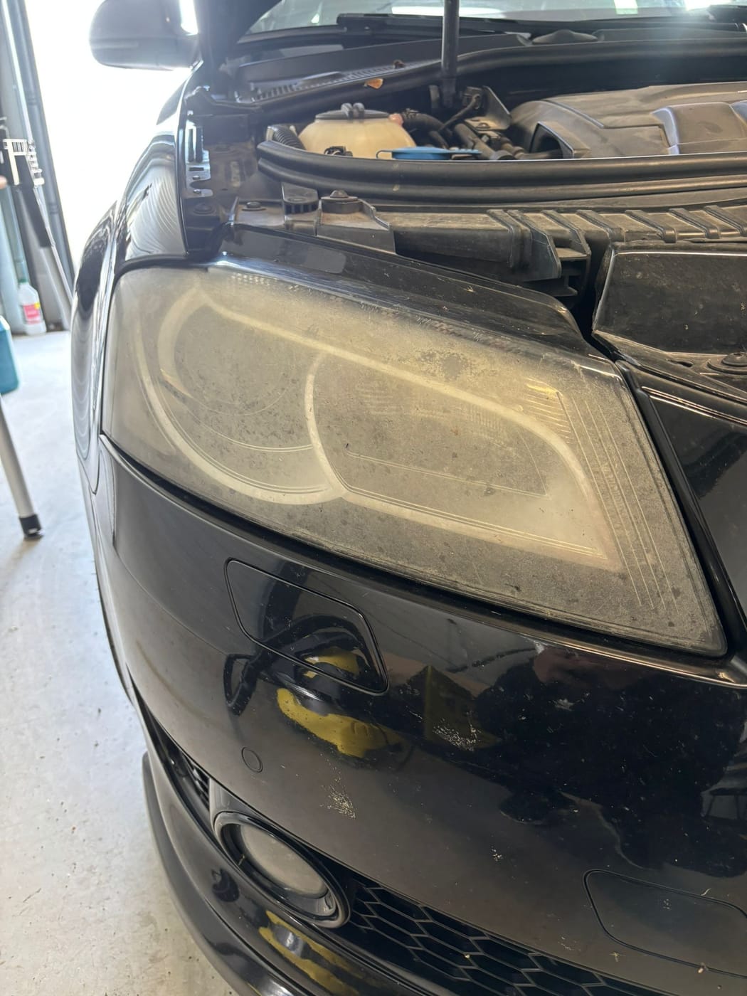 Phare avant d'une Audi A3 jauni et opaque, avant rénovation d'optique