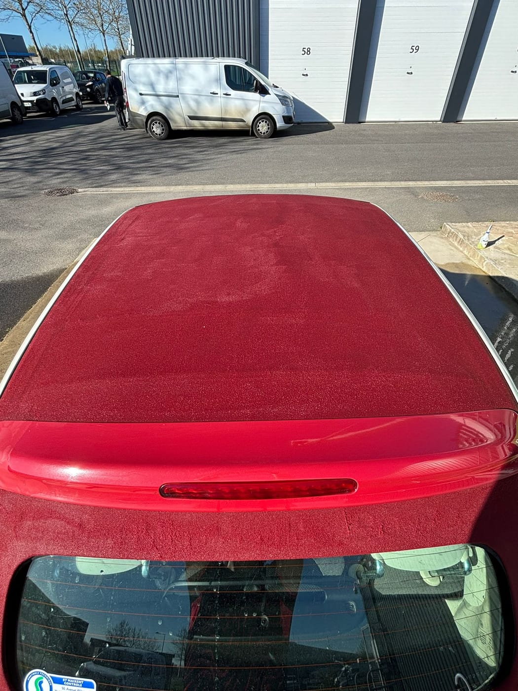 Capote en toile rouge d'une Fiat 500 cabriolet, propre et ravivée, après nettoyage par O'Clean Car