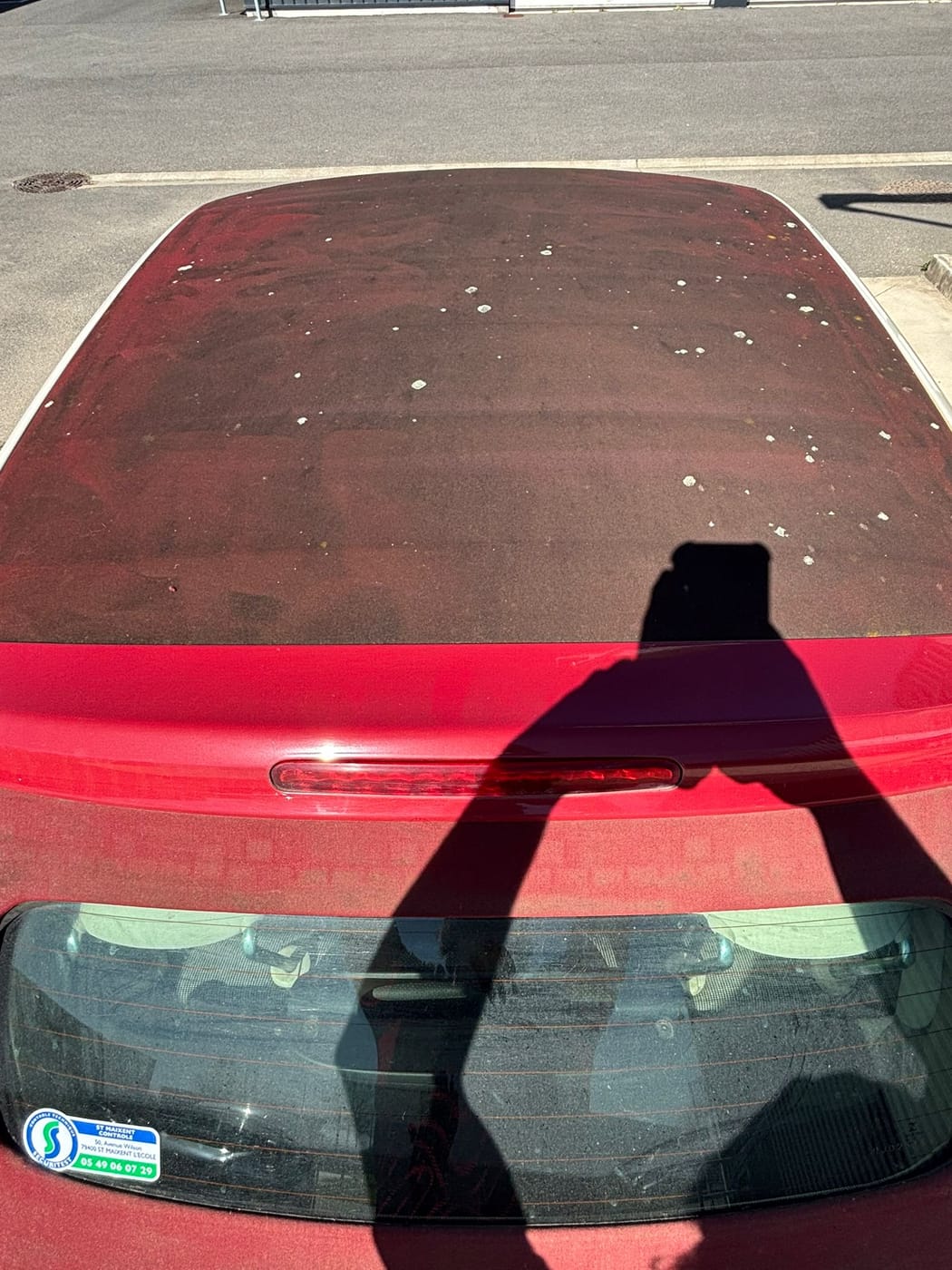 Capote en toile rouge d'une Fiat 500 cabriolet, tachée et ternie, avant nettoyage