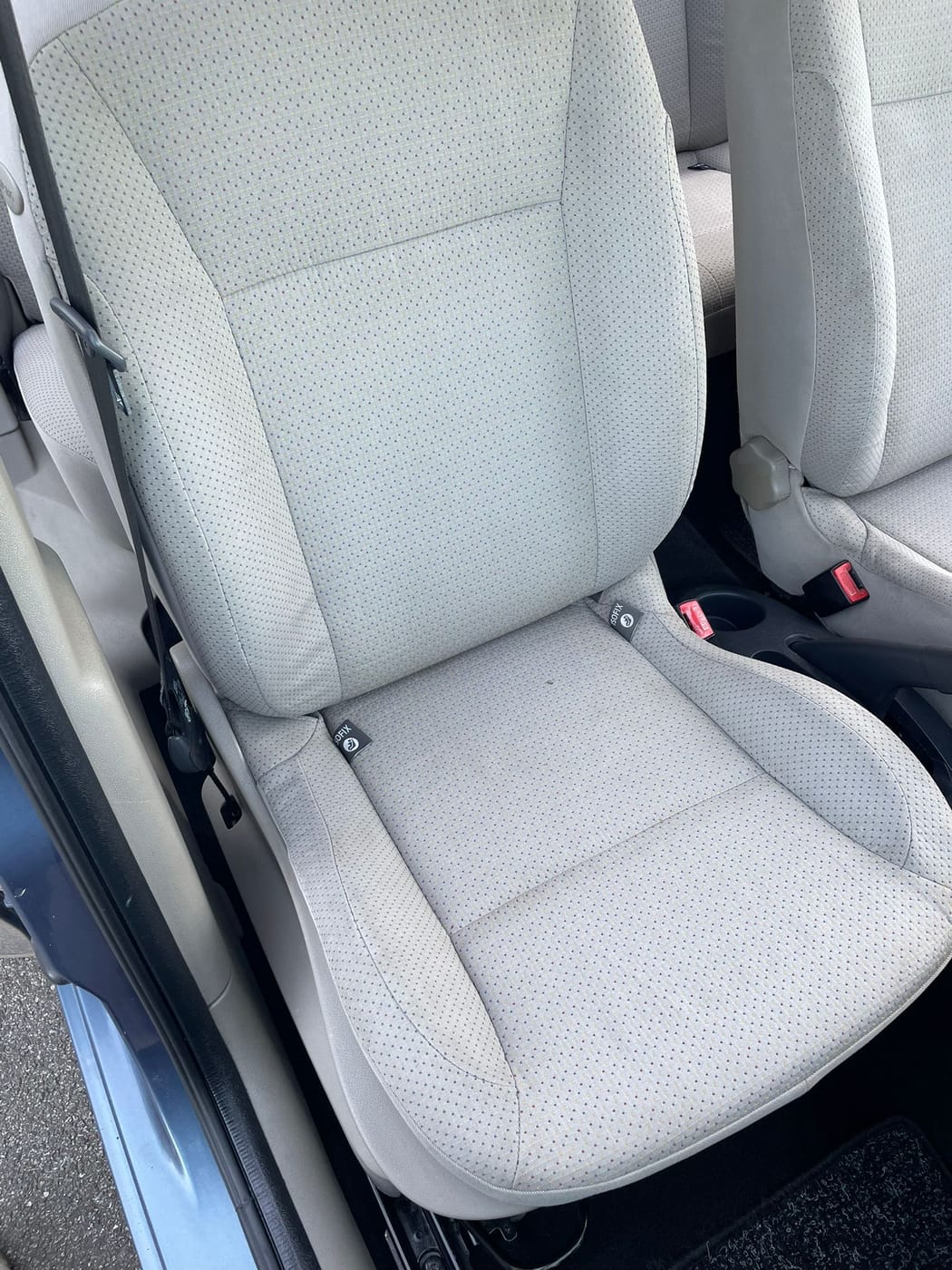 Siège conducteur en tissu beige d'une Renault Clio 3, propre, après nettoyage par O'Clean Car