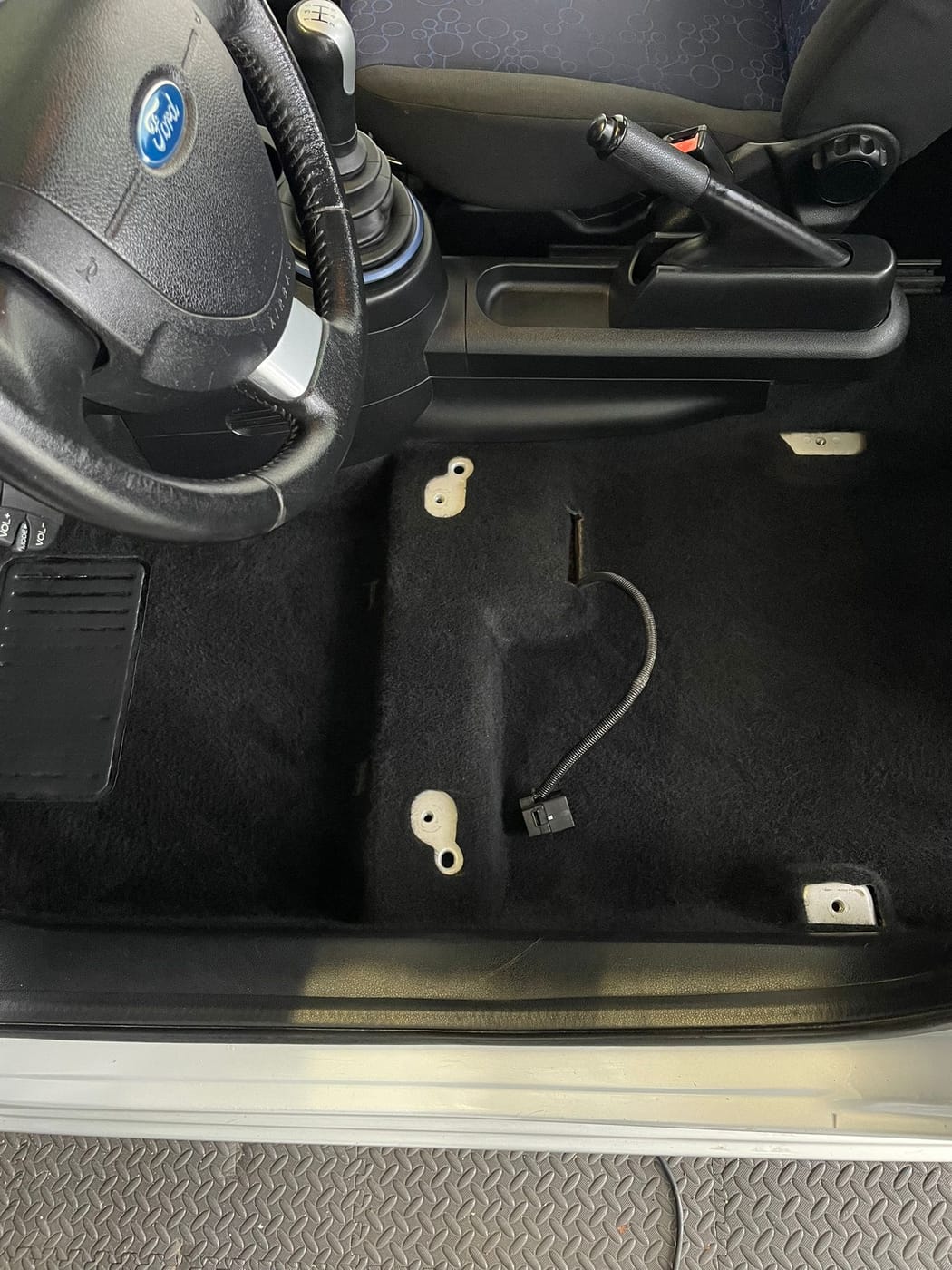 Plancher et tapis conducteur d'une Ford Fiesta, nettoyés, après intervention d'O'Clean Car