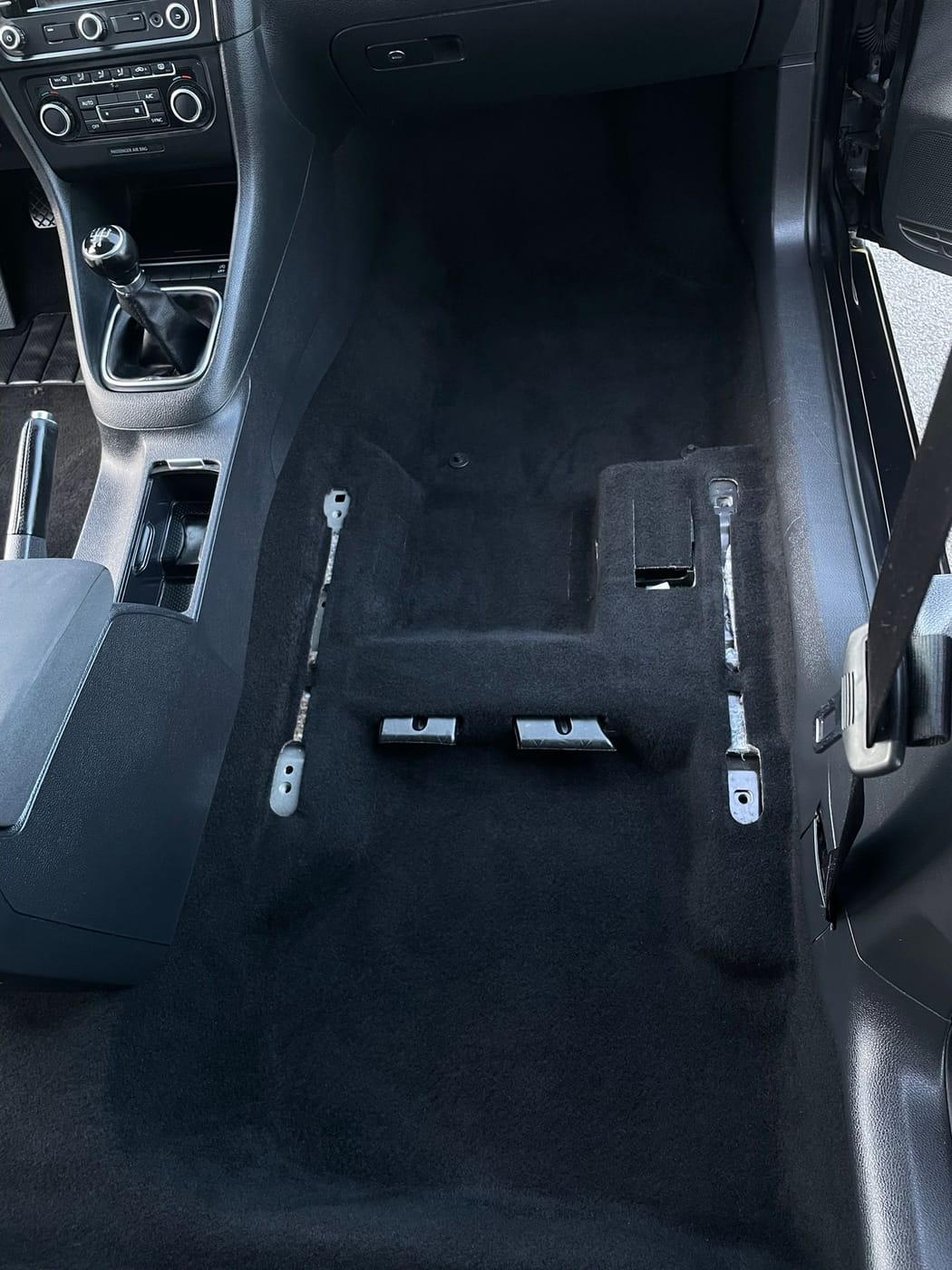 Plancher avant d'une Volkswagen Golf 6, moquette nettoyée en profondeur, après intervention d'O'Clean Car