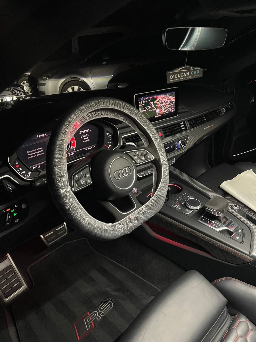 Habitacle d'une Audi RS soigné dans l'atelier O'Clean Car, ambiance de nuit