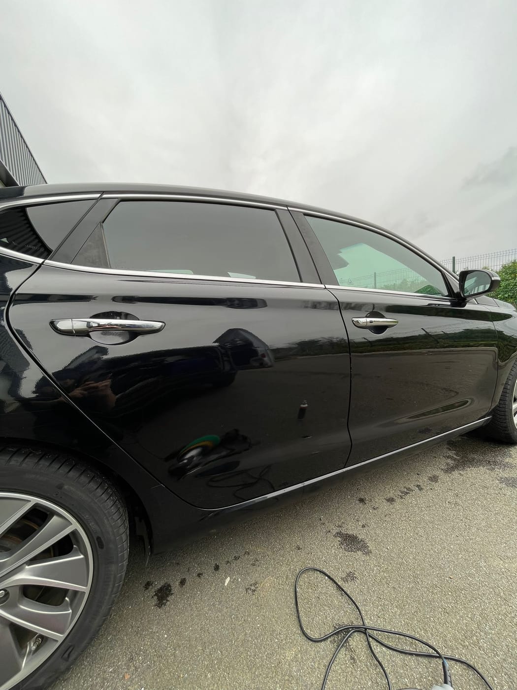 Carrosserie noire d'une Hyundai i20, brillante et lisse, après polissage par O'Clean Car