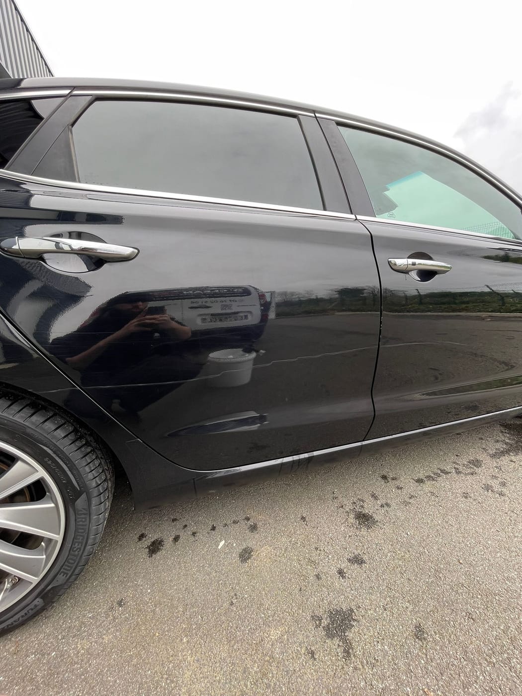 Carrosserie noire d'une Hyundai i20, terne et marquée, avant polissage