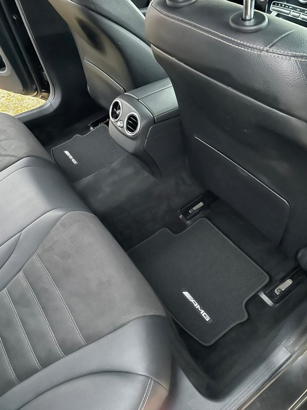 Plancher arrière d'une Mercedes Classe C AMG, remis à neuf, après nettoyage par O'Clean Car