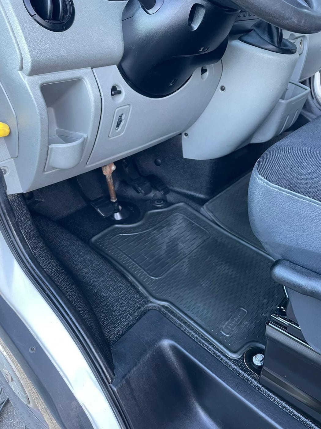 Plancher de cabine d'un Renault Master utilitaire, nettoyé en profondeur, après intervention d'O'Clean Car
