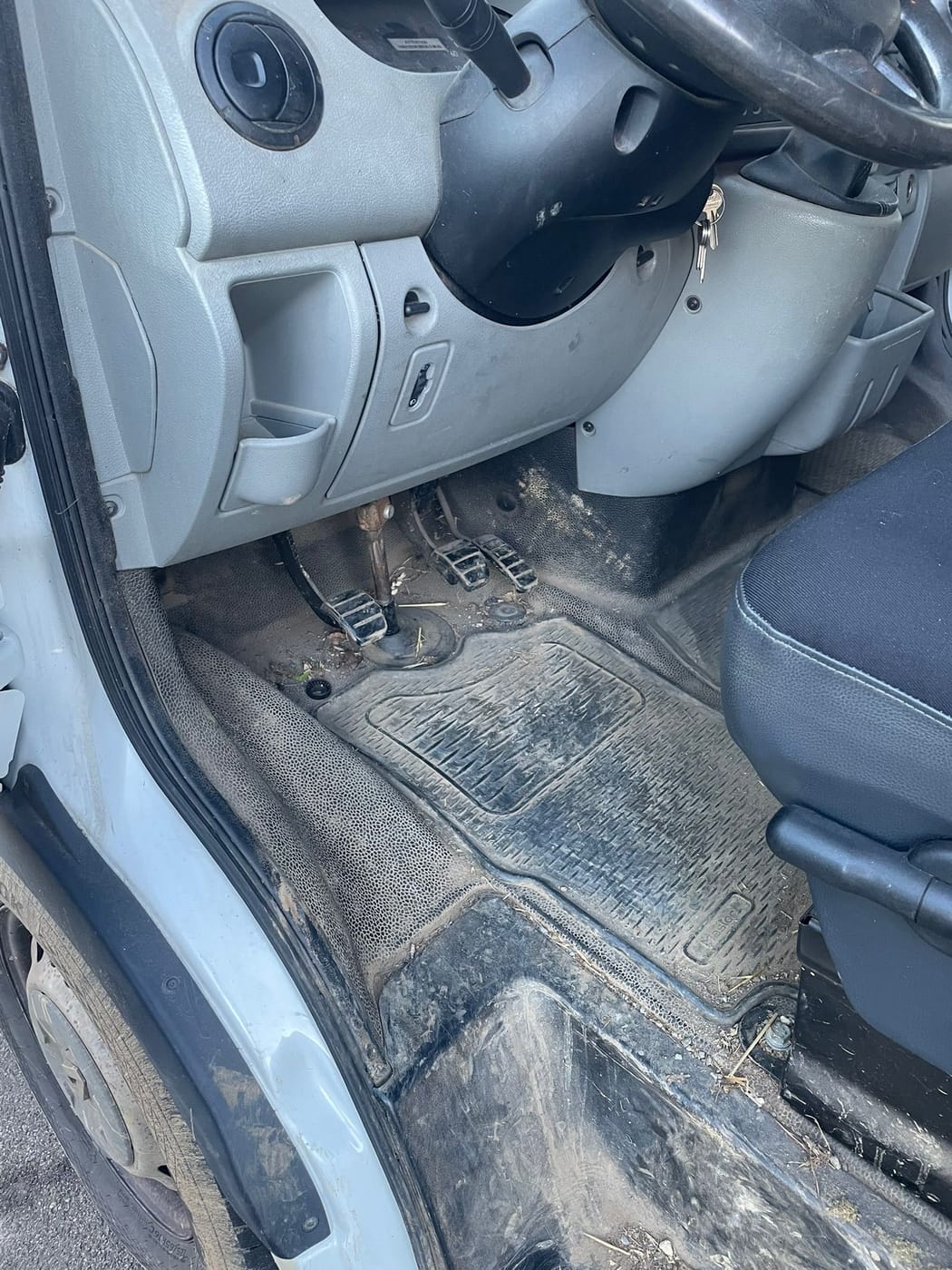 Plancher de cabine d'un Renault Master utilitaire, très encrassé, avant nettoyage